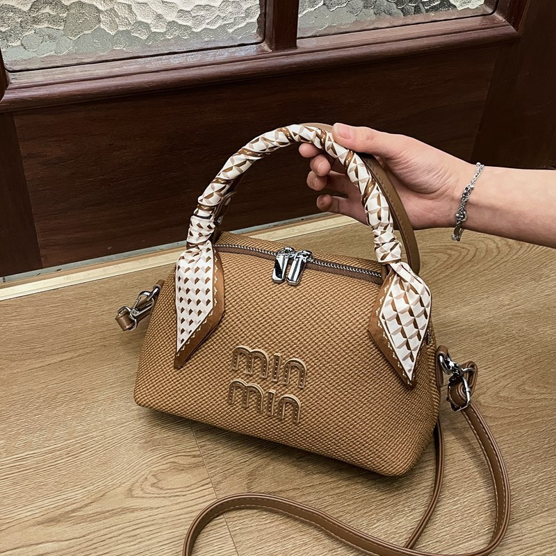 Nuevo estilo coreano ins moda versátil bolso de mano pequeño nicho lujo ligero de alto nivel sensación de hombro mochila para enviar bufandas de seda