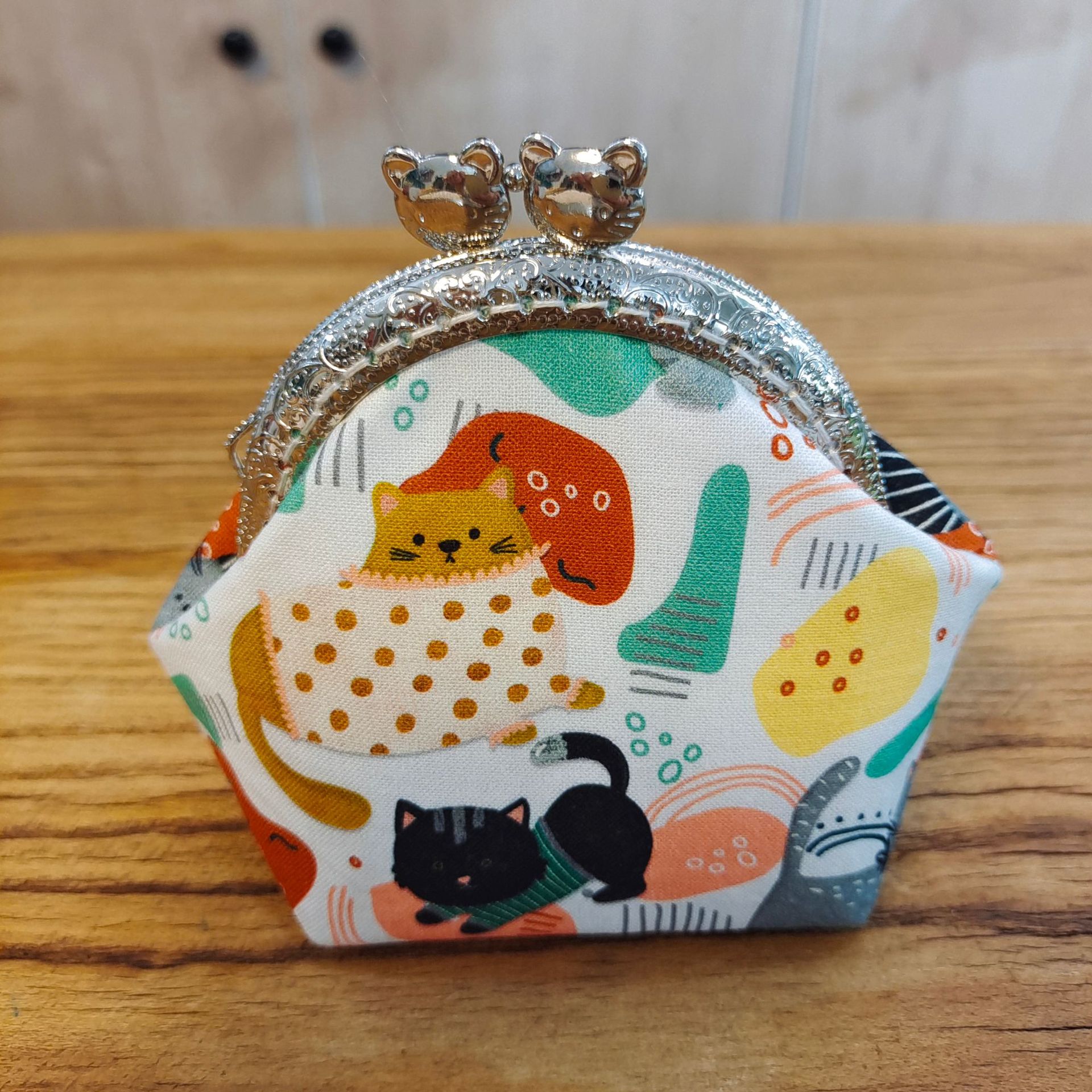 Bolsa de material de bordado bricolaje hecho a mano 8,5 boca Bolsa de Oro patchwork bolsa antigua bolsa transfronteriza inglés gato bolsa de almacenamiento