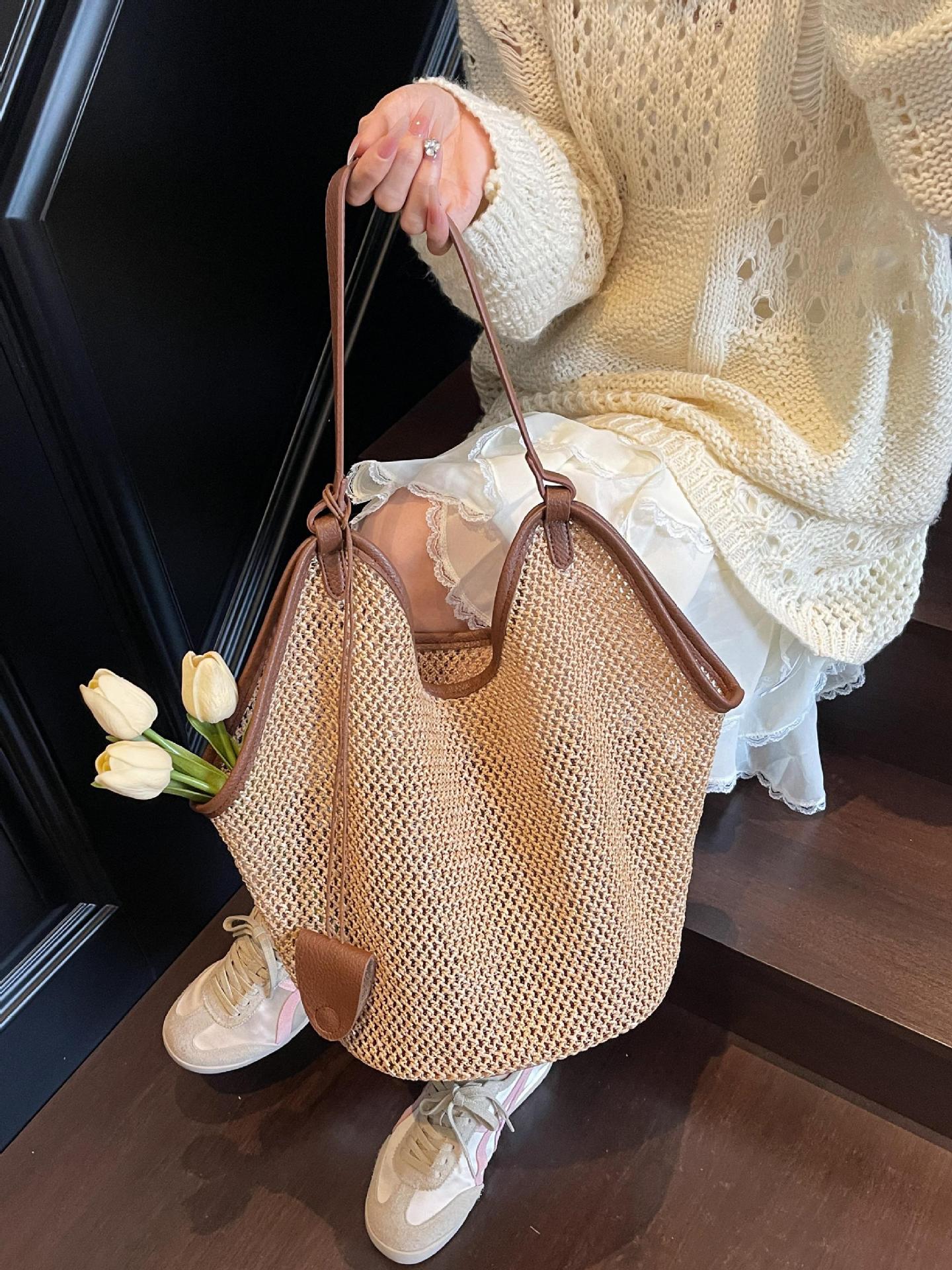 Bolso de paja de diseño hueco popular de verano para mujer 2025 nuevo bolso de viaje junto al mar bolso de viaje de gran capacidad