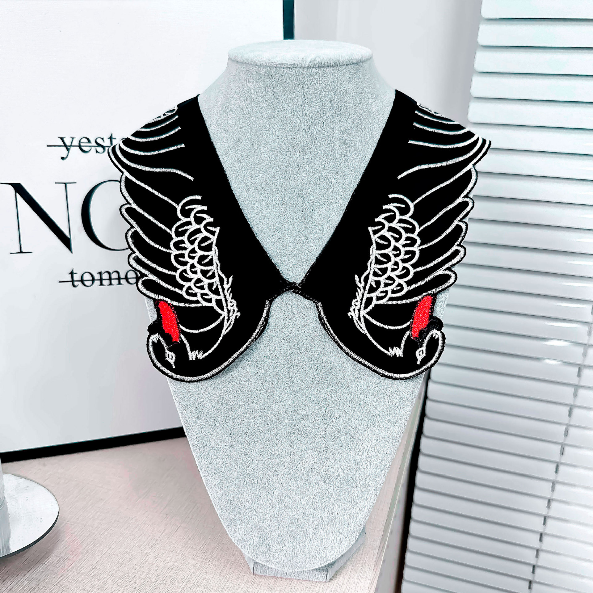 Exquisito cuello falso bordado de cisne negro moda versátil decoración suéter falda cuello pequeño bonito cuello falso