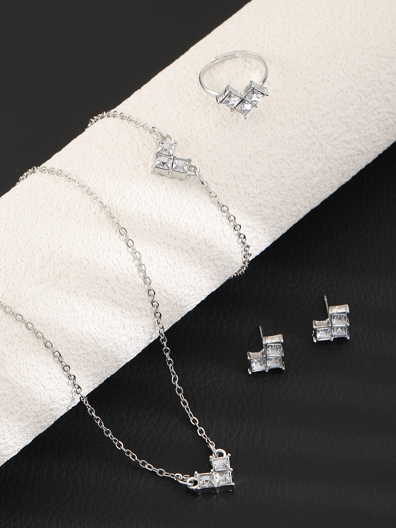 Europeo y americano personalizado amor rhinestone collar pendientes anillo traje brillante joyería nupcial fábrica al por mayor conjunto de tres piezas