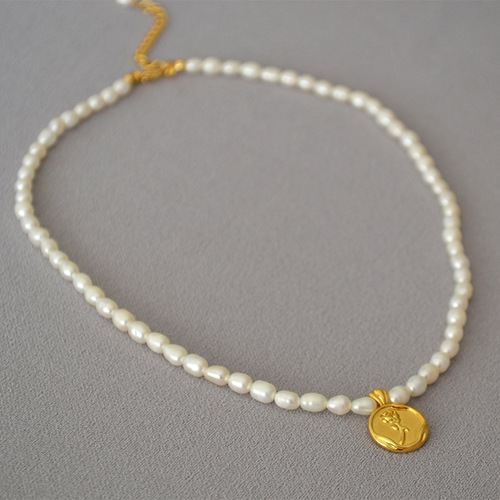 French-style freshwater rice pearl necklace with a gentle, vintage-inspired design—featuring rose flowers, tulips, and gold coin pendants, perfect as a delicate clavicle-length necklace for women.
