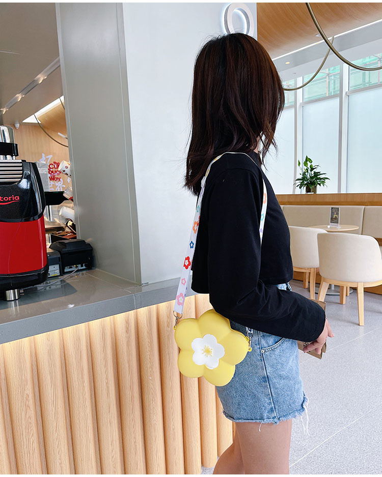 Nihaojewelry Simple Flower Shape Messenger Silicone Bag Wholesale display picture 11