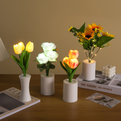 クリスマスツリーの青いバラのチューリップはアザミの花のラベンダーのヒマワリの月の季節を刺して花束の発光の小さい夜の明かりをシミュレーションします。
