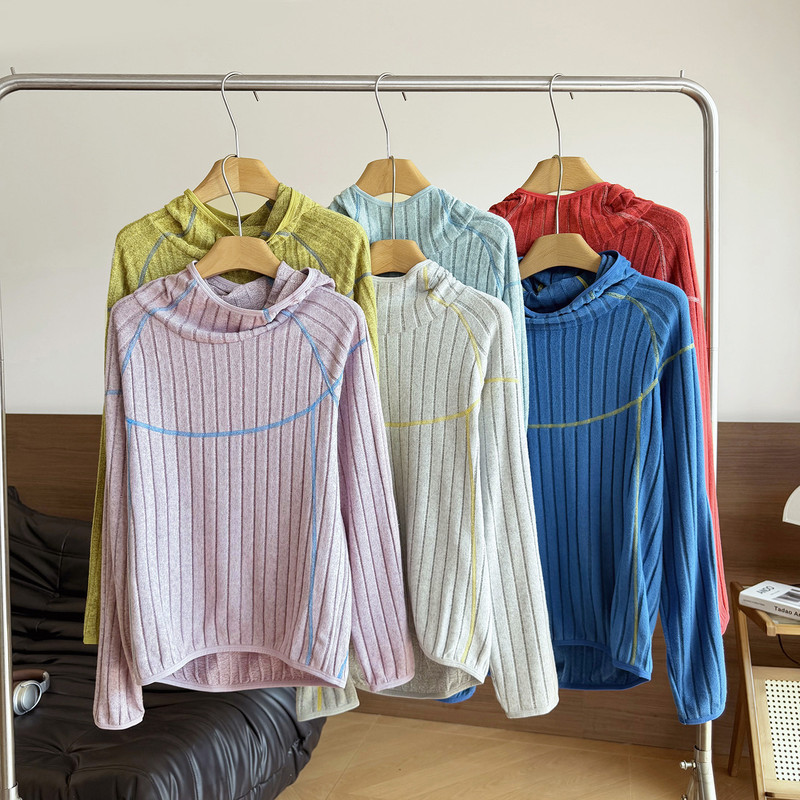 Mountain-style hooded long-sleeve T-shirt for women, featuring a ribbed texture, contrasting color stitching, and a slimming effect, available in multiple colors