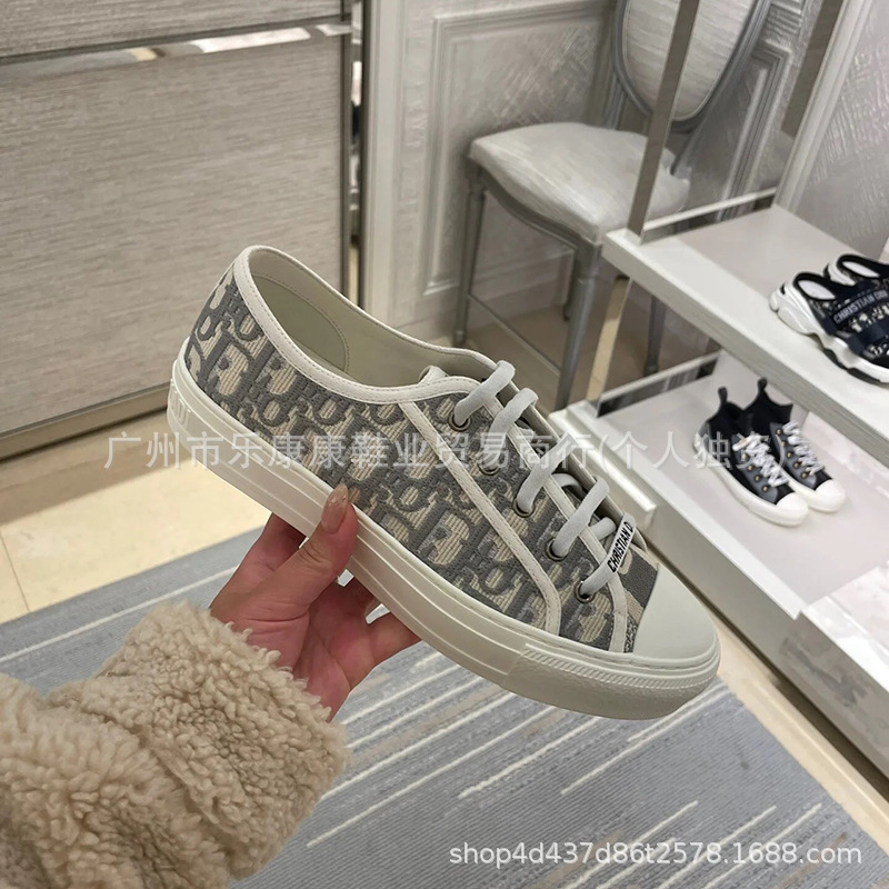 D casa zapatillas de deporte blanco grisáceo mujer 2025 nuevas letras presbiterias bordadas zapatos blancos transpirables de suela suave zapatos de lona casuales