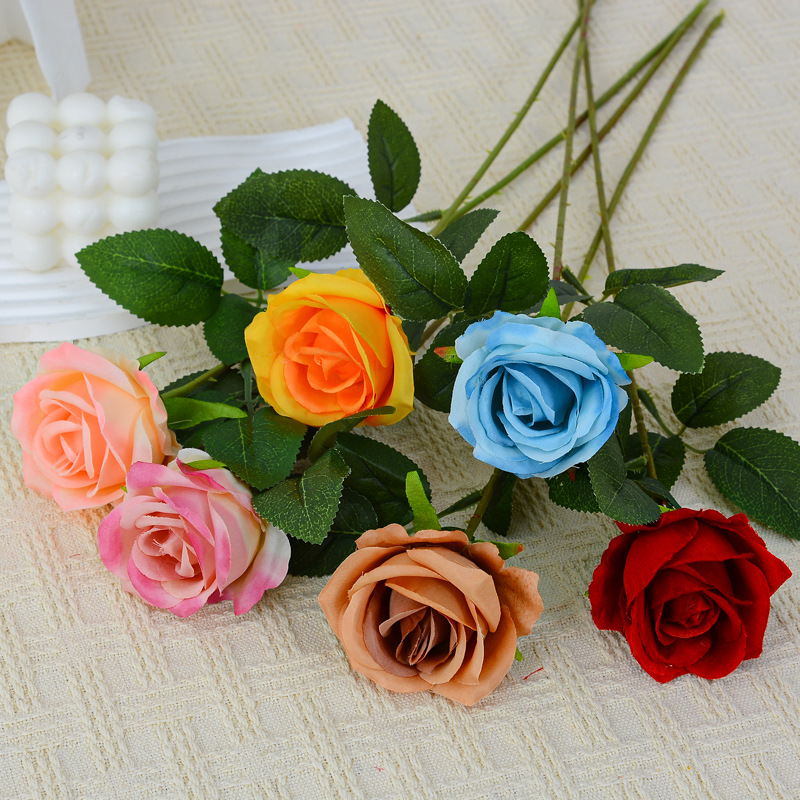 Rosa artificial solo toque franela Rosa hogar Decoración de la boda Día de San Valentín flor artificial mano que sostiene la flor falsa