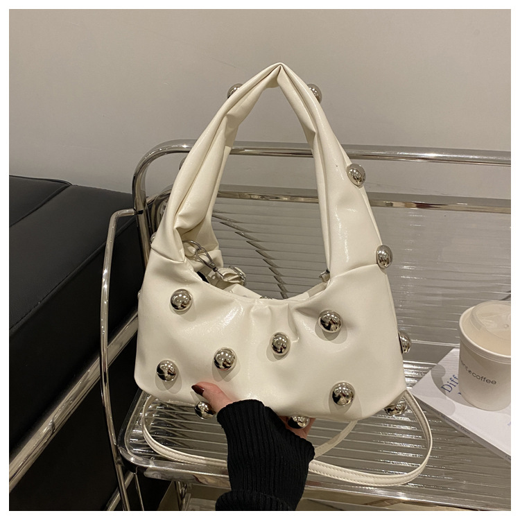 thumbnail image 1 of Bolso de mujer de moda con tachuelas de estilo europeo y americano 2025, nuevo modelo de gran capacidad, versión coreana, bandolera cruzada, bolso de mano., 1 of 10