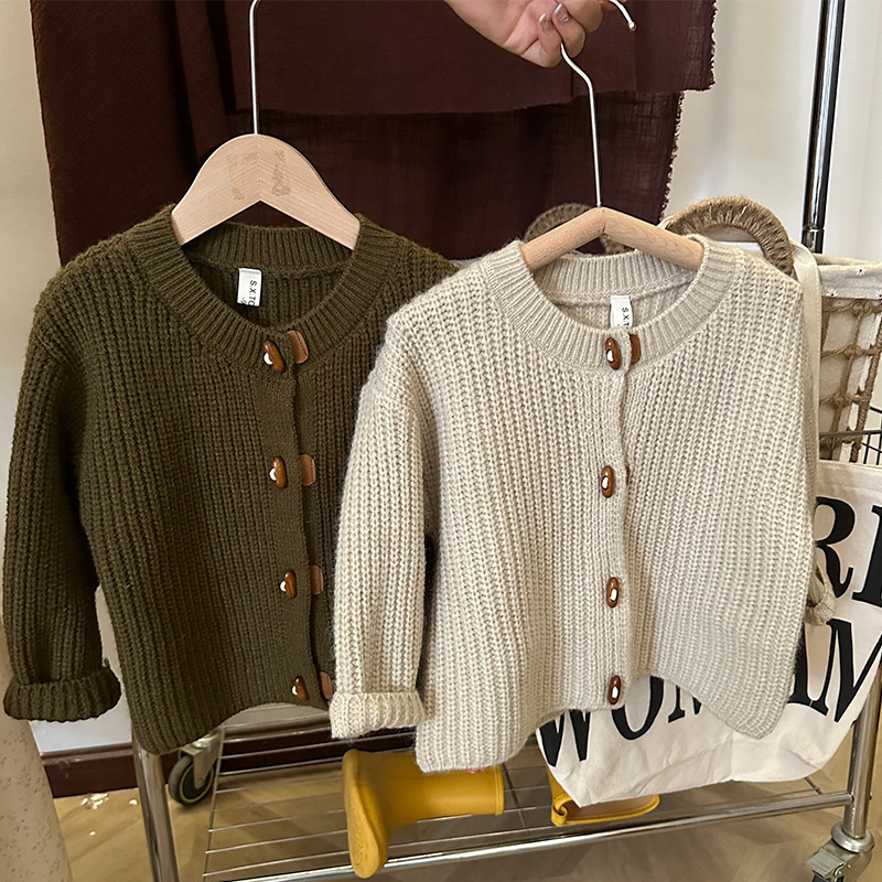 Suéter para niños con botones de cuerno, estilo coreano, cárdigan de punto, nuevo para otoño/invierno 2023, retro, versátil, abrigo de moda para niñas, de tendencia