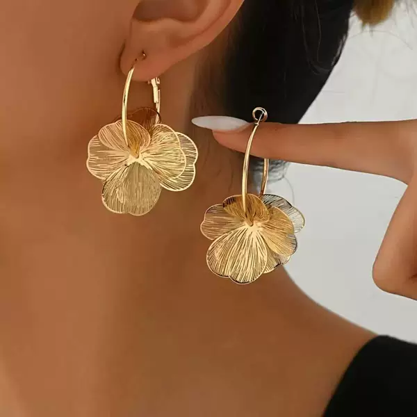 Cross-Border New Light Luxury High-End Gold Flower Earrings Fashion Niche Exaggerated Earrings Sweet Temperament Earrings