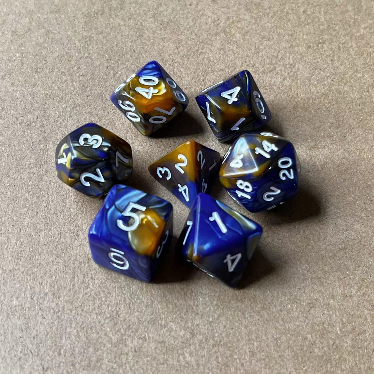 Juego de dados multicolores de dos colores, suministro transfronterizo, juego de 7 piezas, juego de tamiz digital, los dados de juego se pueden combinar