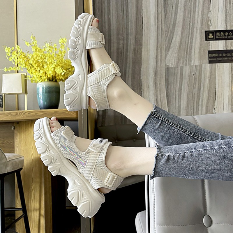 2026 verano nuevo padre sandalias mujeres muffin zapatos deportivos red popularidad de moda romana zapatos de playa de estudiantes
