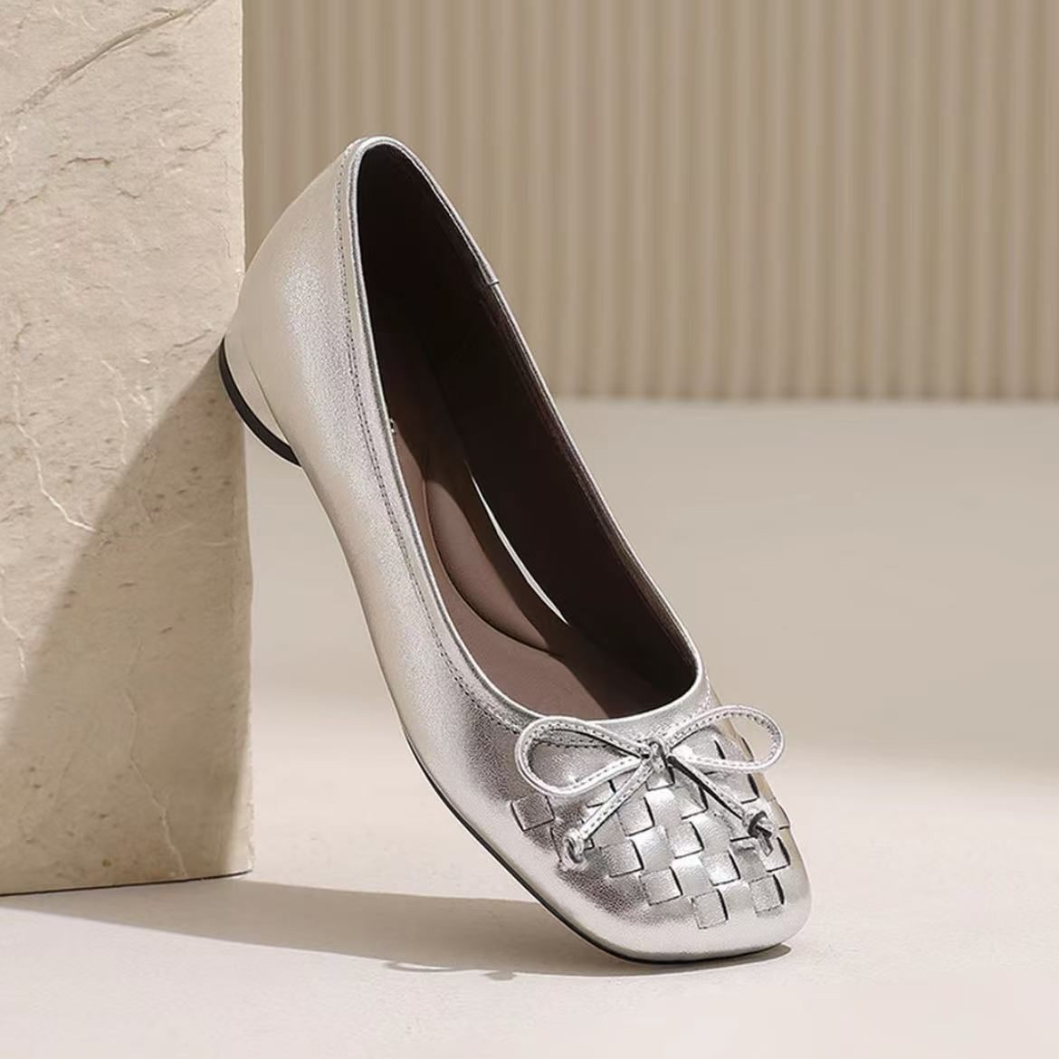 Zapatos trenzados de tacón bajo con suela suave, zapatos de arco francés para mujeres, 2026 primavera nuevos zapatos de cuero plano poco profundos