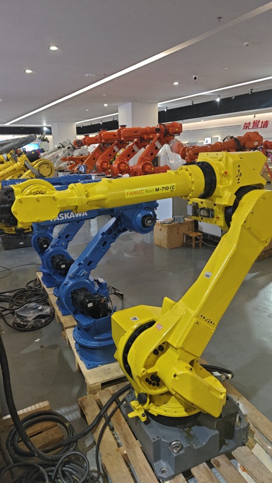 发那科中型智能搬运机器人M-710iC/50 工作范围2050mm 负载50kg