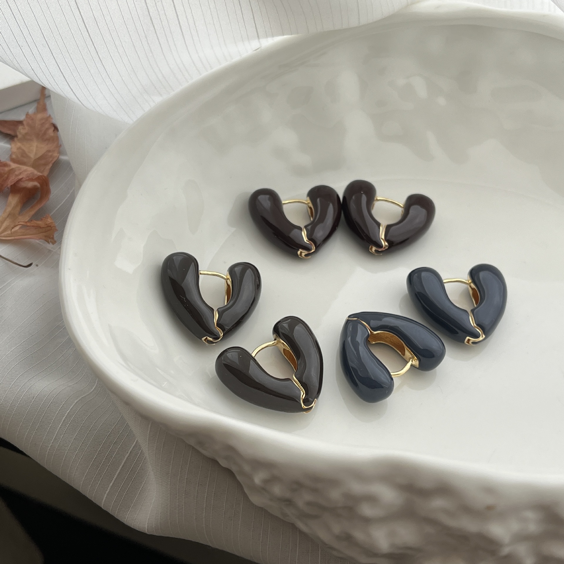 Europa y los Estados Unidos viento frío aretes de metal geométrico de alta calidad 2025 nuevo estilo estilo estilo nicho único pernos de aretes para mujeres