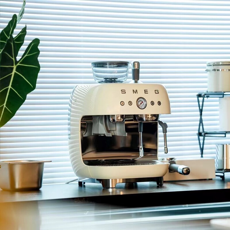Smeg/Smeg Retro Semi-Automatic Coffee Machine Mid-Autumn Festival Gift Grinding Milk Foaming All-In-One Machine Three-In-One Home Use
