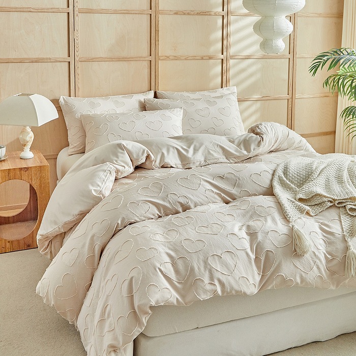 Minimalist Three-Dimensional Floral Brushed Four-Piece Bedding Set for Dormitories, Three-Piece Set for All Seasons, Soft and Comfortable Bed Sheet and Duvet Cover
