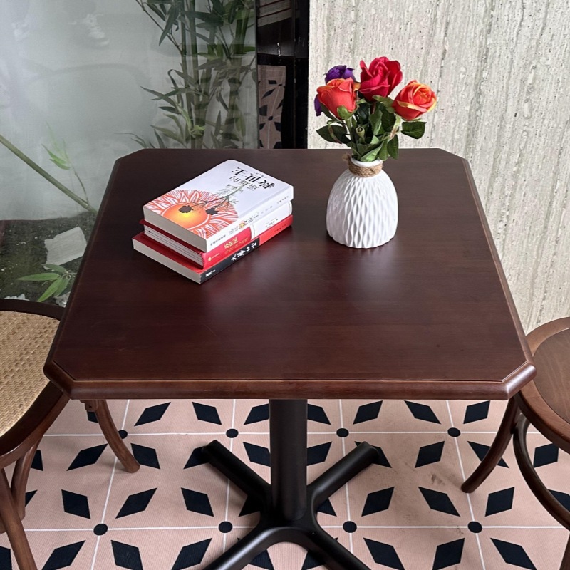 Mesa y silla de café retro combinación de dulces y sillas de panadería de leche y té, mesa de madera maciza, restaurante occidental americano, silla medieval