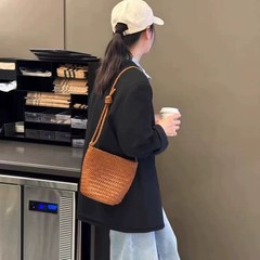 韓国手織りバッグ女性のための 2025 新しいライト高級ニッチハイエンド海辺シングルショルダークロスボディバケットバッグ