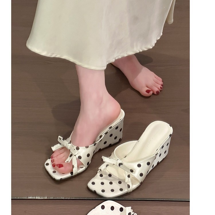 Zapatillas de tacón onduladas francesas para mujeres de verano, zapatillas de tacón alto, cabeza cuadrada, soleas gruesas, estilo beige versátil