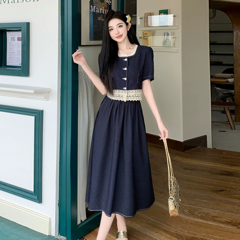 Настоящая фотография летнего комплекта из двух предметов: короткий топ и юбка из тенсельного денима с квадратным воротником и кружевом.