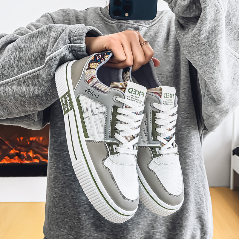 Comercio exterior transfronterizo zapatos de hombre verano 2025 nuevo estilo malla deportes ocio pequeñas zapatillas blancas estudiantes de secundaria zapatos de moda al por mayor