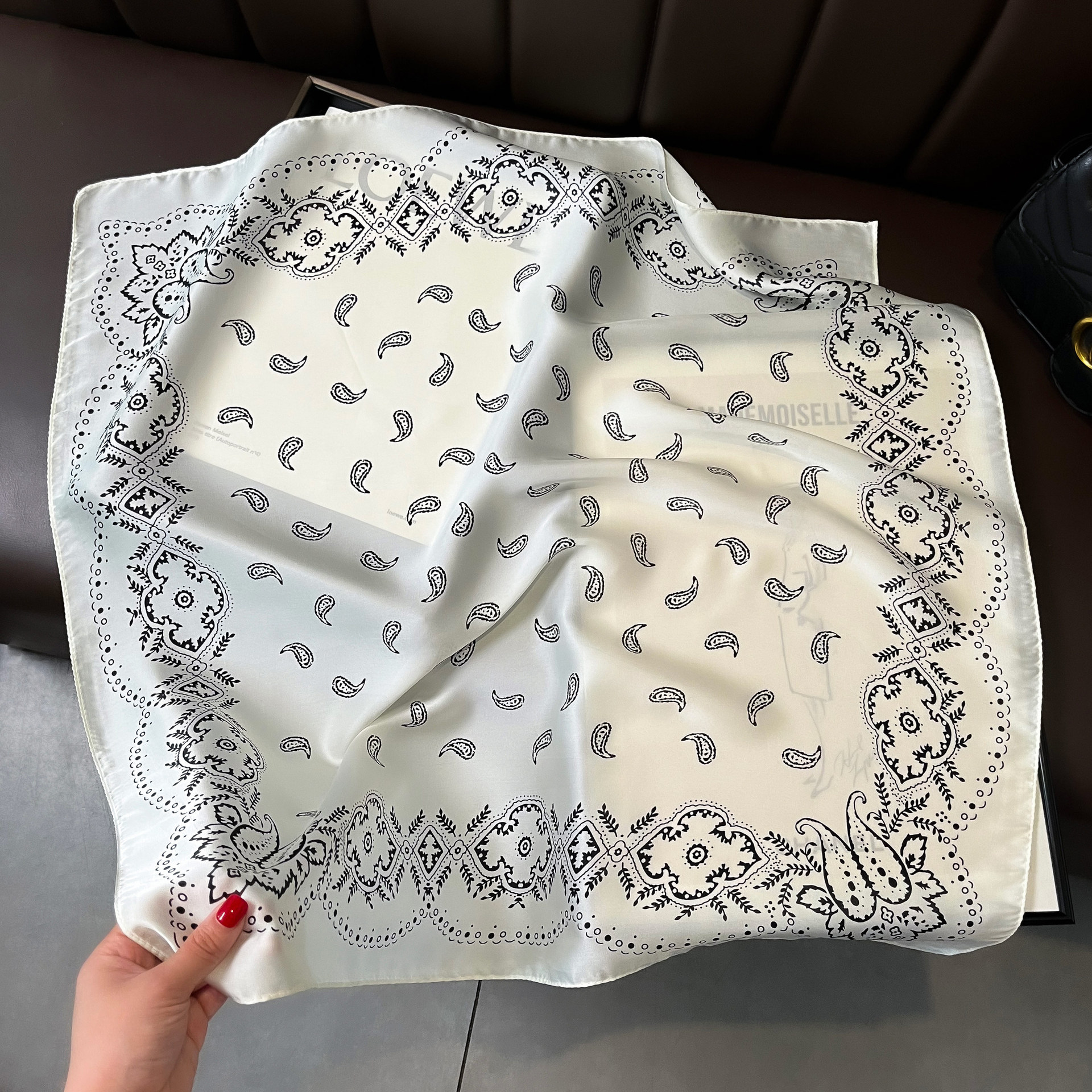 2023 été fleur de cajou polyvalent 70 petit carré écharpe Imitation soie femmes enfants jour cadeau décoration écharpe_voghion.com