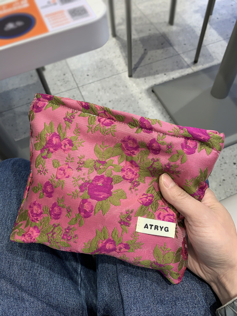 Rosa rojo fondo púrpura flor