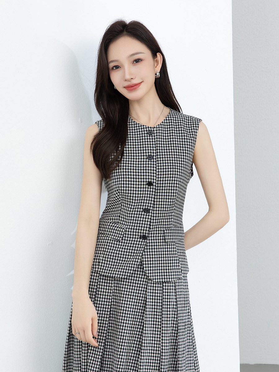 Áo gile nữ cổ tròn kẻ sọc đen trắng phối chân váy linen cạp chun — Áo gi lê - 66080 ô đen trắng