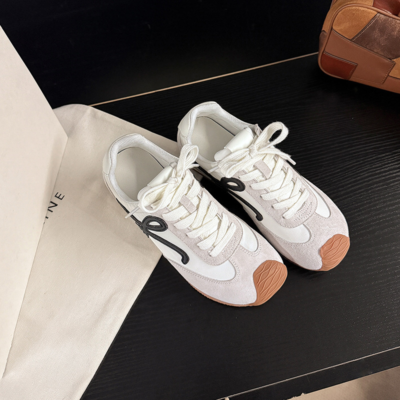 Su Yinyin tiene la misma cabeza torcida y linda ~ Zapatos blancos deportivos de ocio con cordones retro