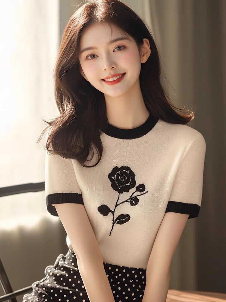 Áo thun nữ ngắn tay chất liệu cotton pha sợi mát, form ôm nhẹ — trắng