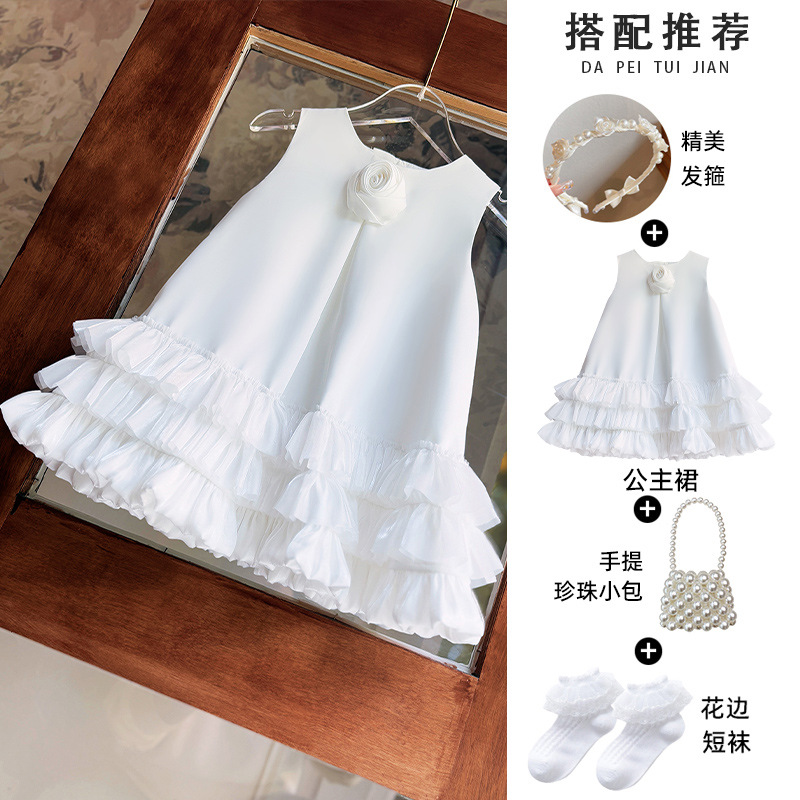 흰색 스커트 + 헤어 액세서리 + 양말 + 가방