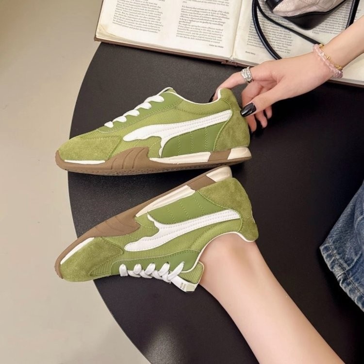 Zapatos de entrenamiento retrógrados de malla para mujeres 2026 verano nuevo transpirable ligero suave con una sola gruesa mostrando pies pequeños zapatos deportivos casuales