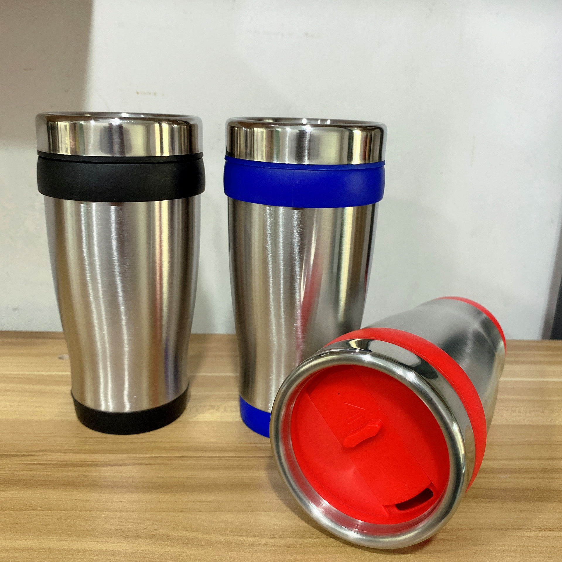 Ventas al por mayor de doble capa de plástico exterior de acero taza de coche de plástico de acero exterior taza de regalo 450mL taza de agua del coche sin mango