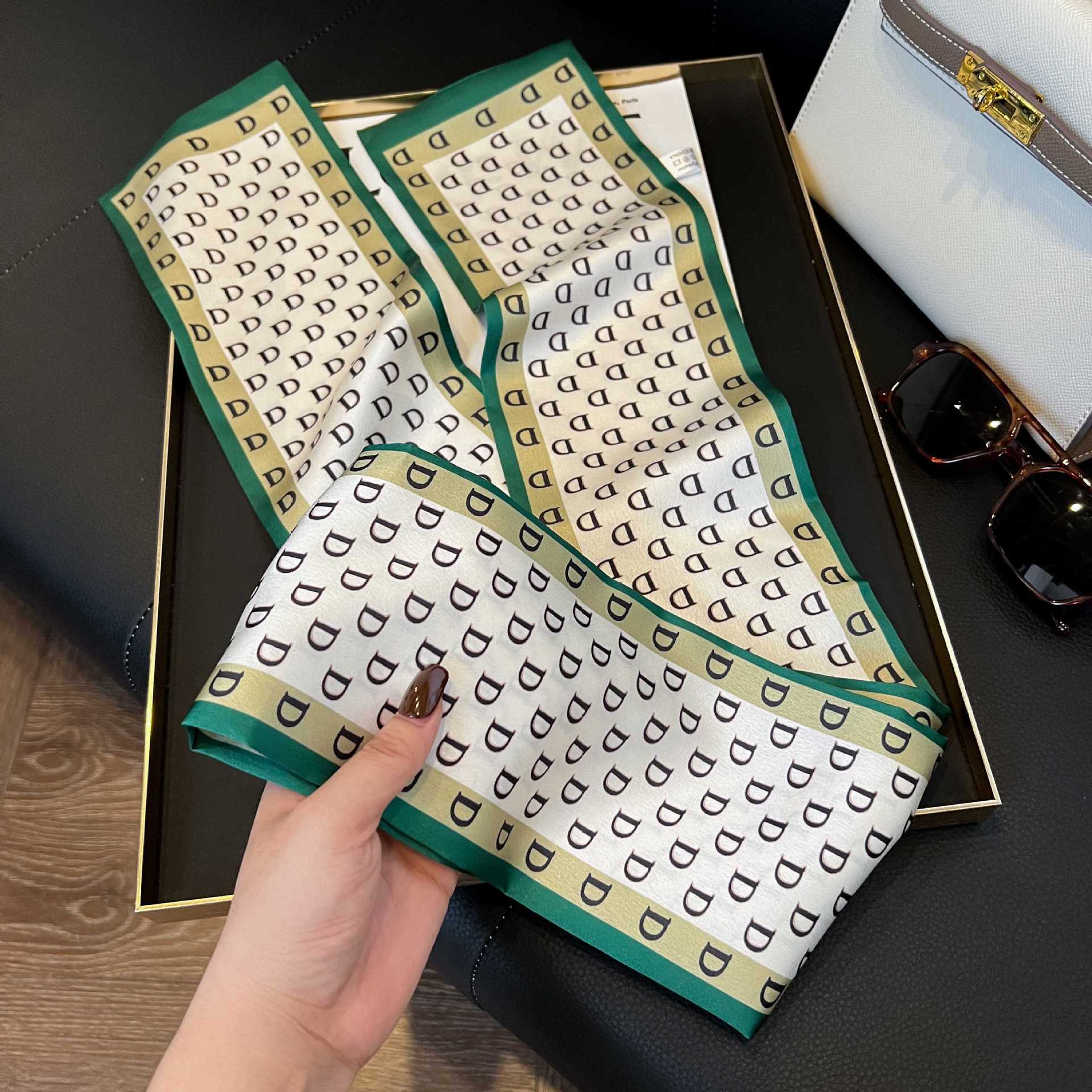 Nueva bufanda de seda pequeña banda larga estrecha para el cabello mujer estilo primavera y otoño moda madre bufanda estilo verano estilo fino serpentina bufanda al por mayor