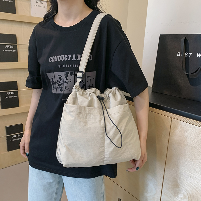 A stylish single-shoulder crossbody bag for 2024, a large-capacity casual commuting bag for classes, and a beautiful and fashionable underarm bag for women undefined
