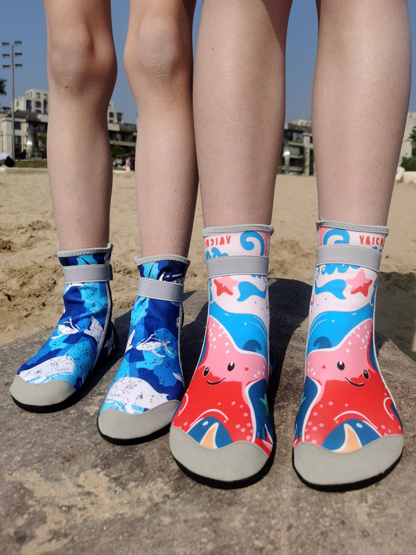 高筒ビーチ靴子供の海辺でダイビングします。|undefined