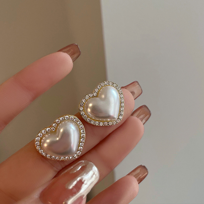 다이아몬드와 진주 하트가 가득