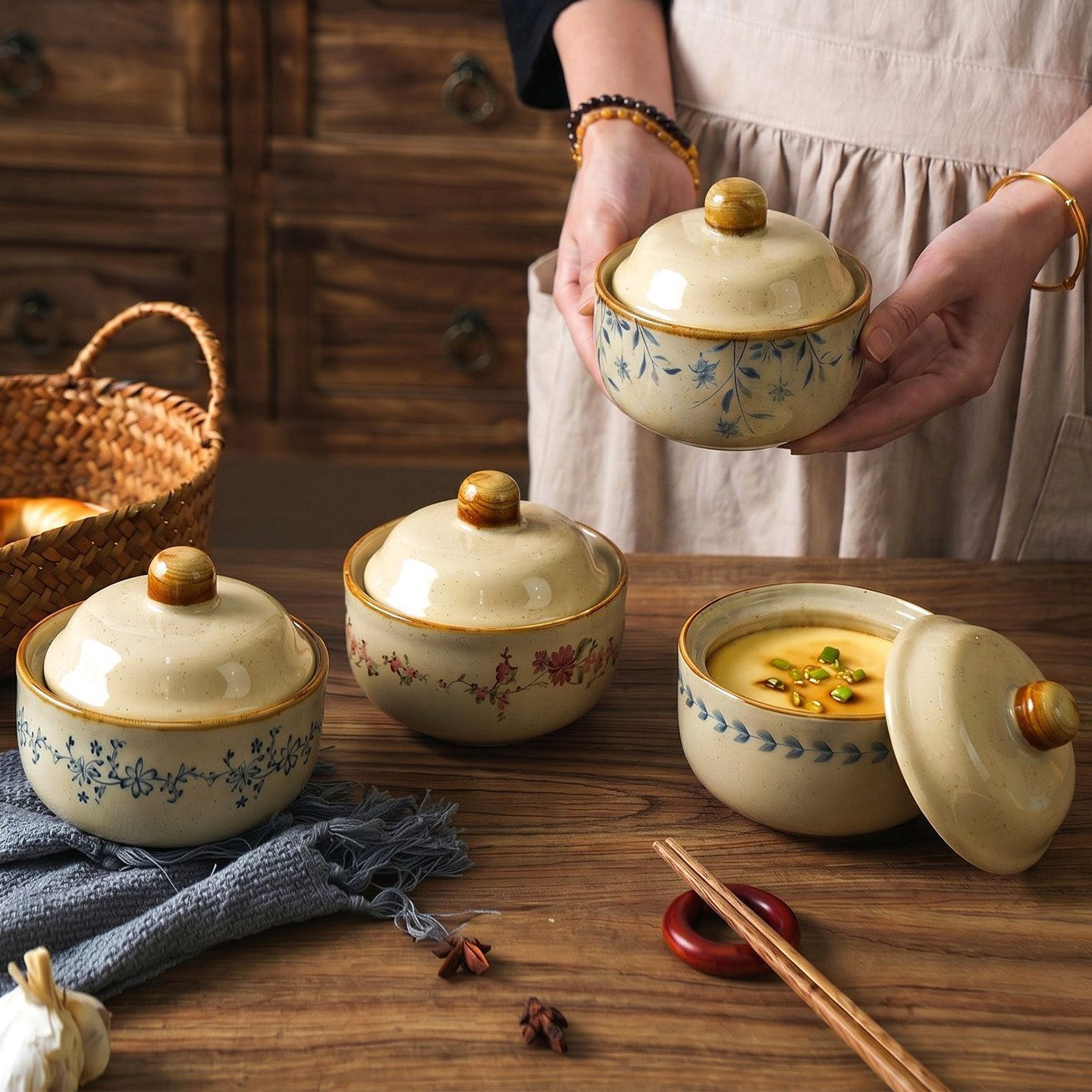 Chinese-style retro ceramic stew pot for home kitchen with lid, water-proof, high-temperature resistant, suitable for stewing soup, braising, and steaming eggs
