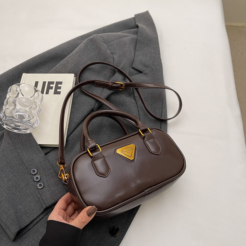 Bolsa de bolos retrógrada de mano para mujeres 2024 nuevo diseño de viaje universal bolso de hombro de nicho de alta calidad bolso pequeño