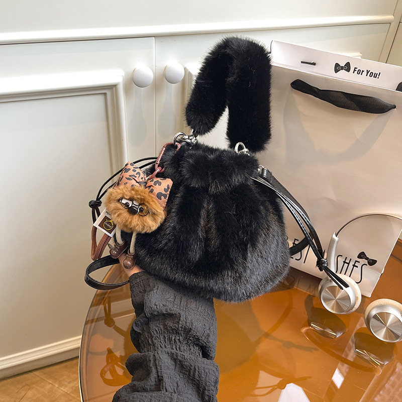Otoño y invierno explosivo bolso peludo para mujeres 2026 nuevo bolso de mochila versátil súper caliente nicho bolso peludo bolso de cubo