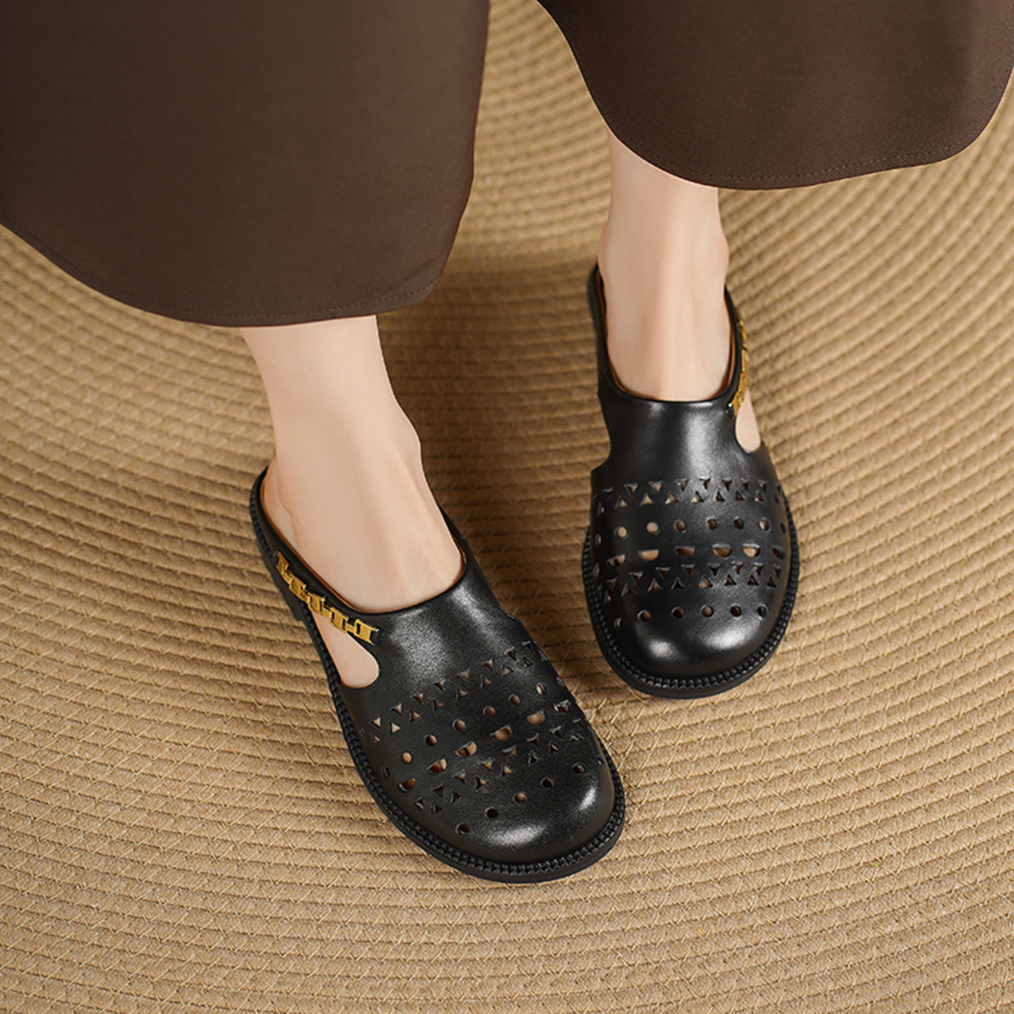 Dép sandal nữ da bò mũi trùm đế bệt kiểu lỗ thoáng khí — đen