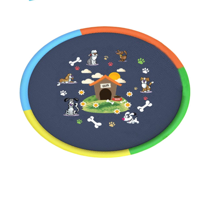 Niños al aire libre de agua de césped de agua