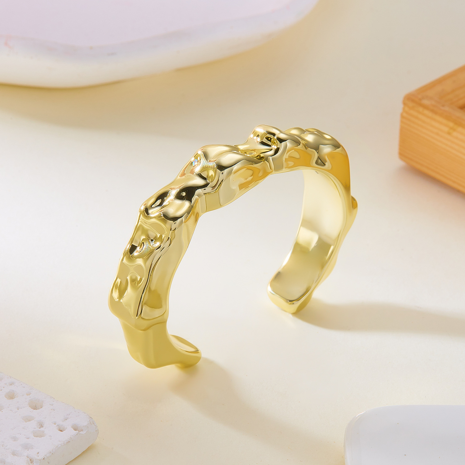 Europa y los Estados Unidos nuevo viento frío personalidad arco pulsera multifuncional irregular pliegue acrílico brazalete abierto al por mayor