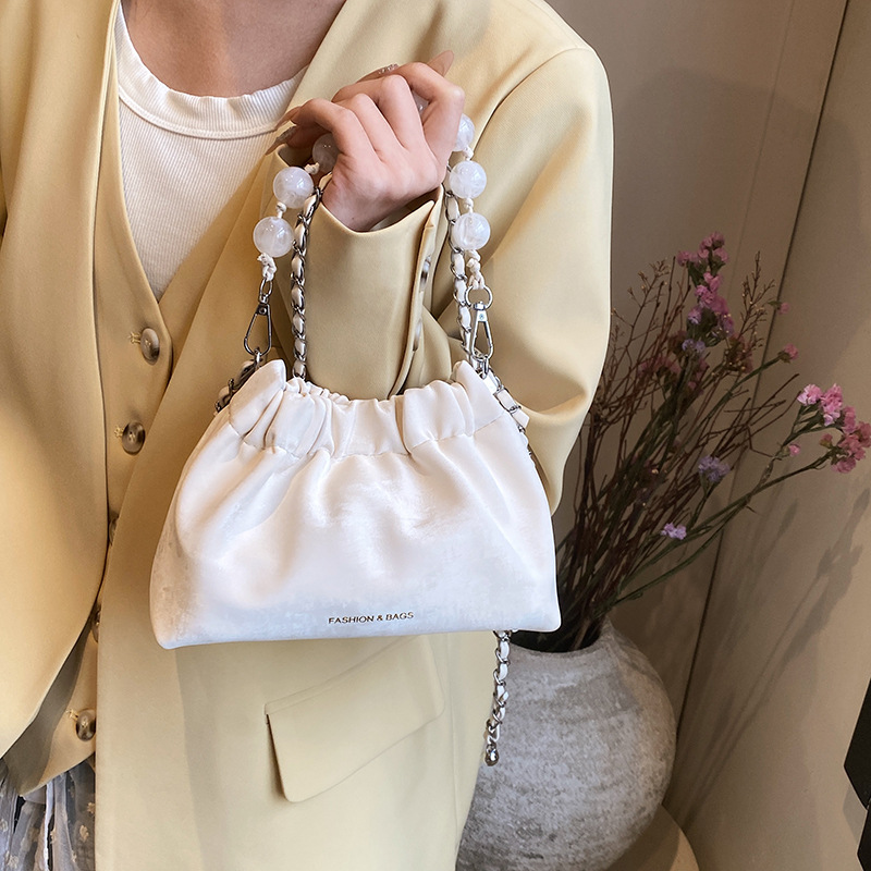 2024 nuevo bolso de perla de moda de mujeres bolso de nube plegado nicho cadena de hombro bolso de cubo