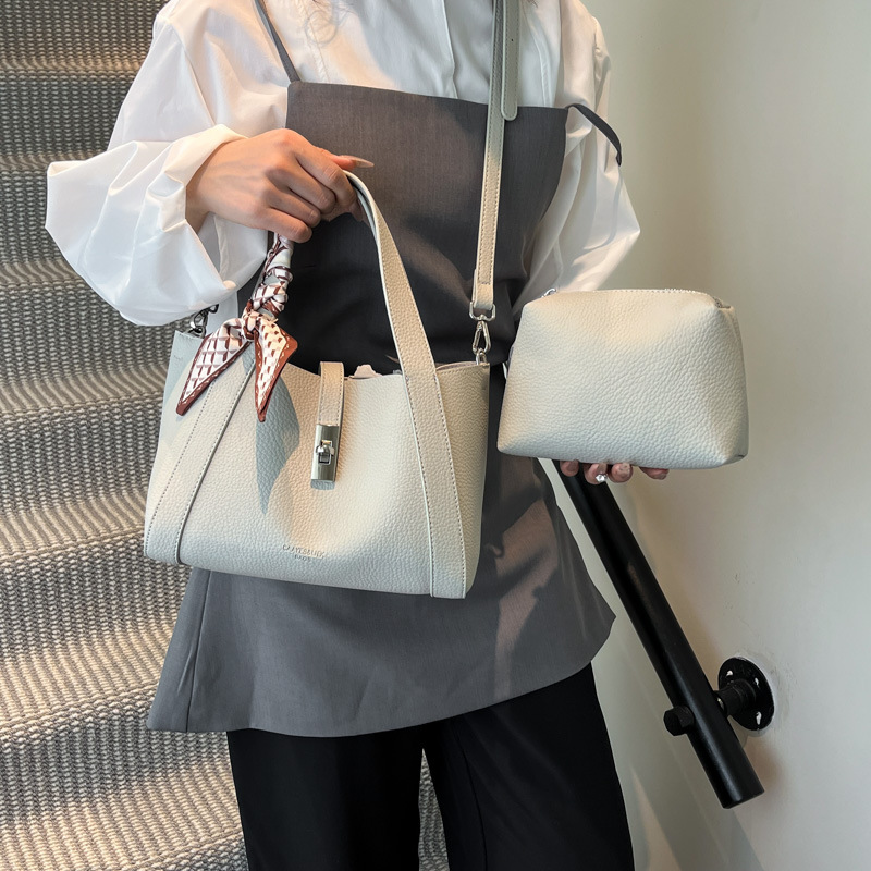 Bolso de mano de textura de alta calidad para mujer 2025 nuevo estilo nicho bolso de cubo de un solo hombro mensajero cesta de verduras bolso de viaje