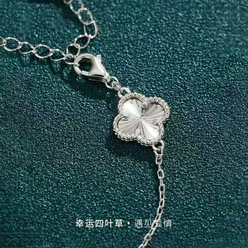 韓国風フォーリーフクローバーブレスレット、女性用、花の工芸品、ニッチデザイン、軽くて豪華なハンドジュエリー、ガールフレンドへのバレンタインデーギフトとして|undefined