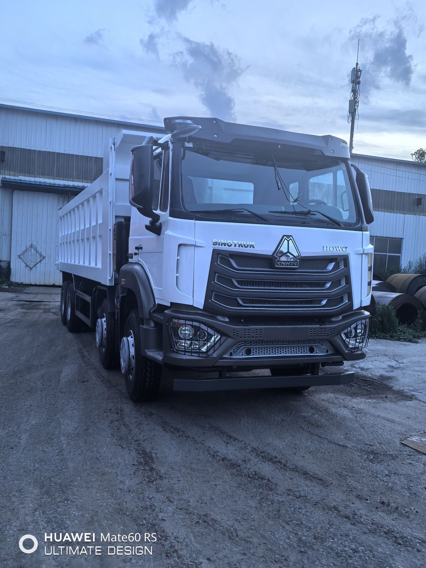 Export of HOWON X8X4 dump trucks for heavy-duty soil transport, engineering tipper trucks directly supplied by the manufacturer