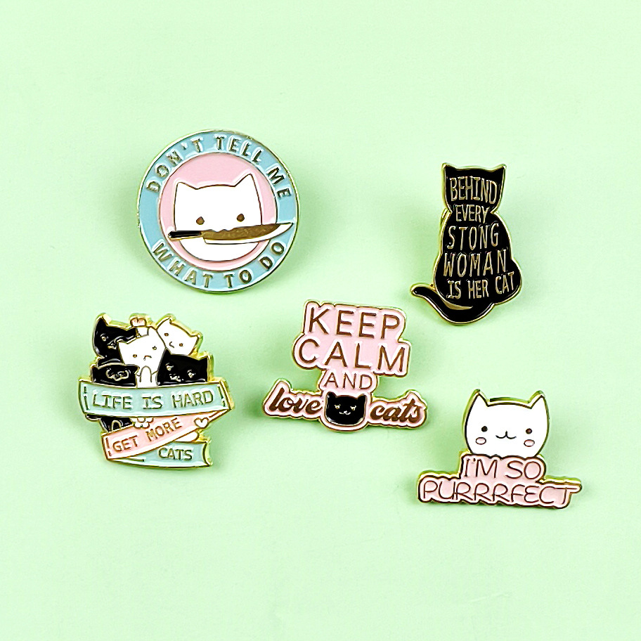 Comercio exterior dibujos animados lindo gatito broche joyería personalidad letras en inglés top mochila decoración pin insignia