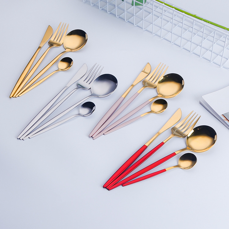 Cuchillo, tenedor y cuchara portugueses al por mayor transfronteriza traje de acero inoxidable Chapado en titanio de oro vajilla occidental cuchillo de carne y tenedor conjunto de 4 piezas